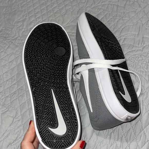 COPY - BRAND NEW NIKE SIZE 7.5 - Picture 3 of 4